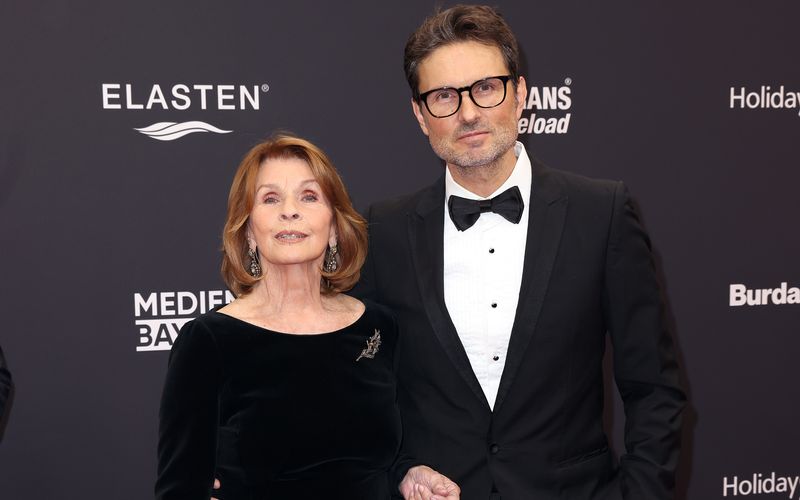 Unter der Regie ihres Sohnes Simon Verhoeven hat Senta Berger den Film "Ach diese Lücke, diese entsetzliche Lücke" gedreht. Die Romanverfilmung feiert am 27. Januar Premiere.