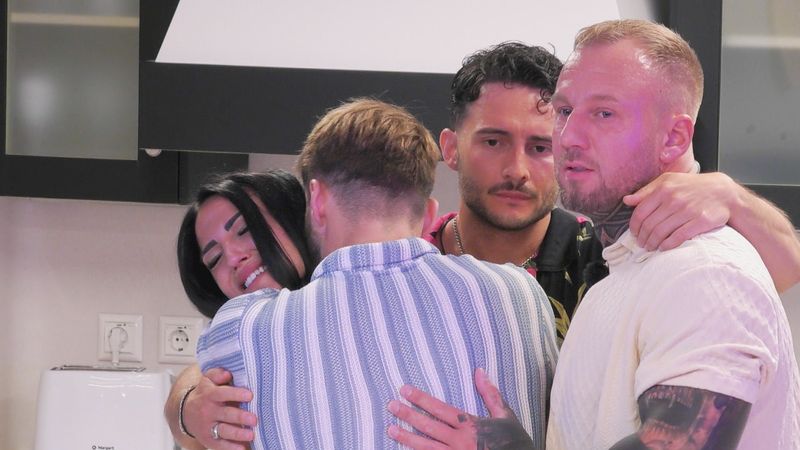 Die von David schlimm verletzte Elena wird von den Männern getröstet.