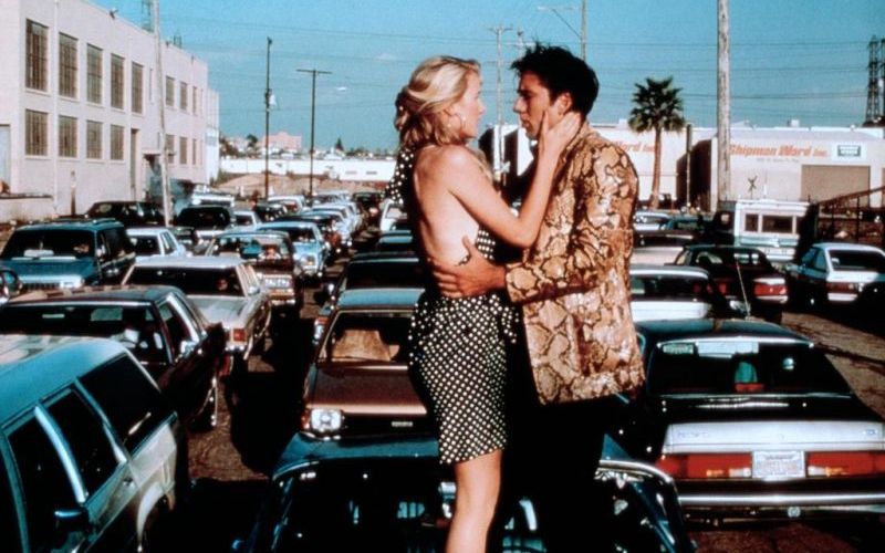 Was will er uns damit sagen? Irgendwann gaben selbst die hartnäckigsten Kritiker auf, die Filme David Lynchs mit herkömmlichen Mitteln analysieren zu wollen. Der 2025 verstorbene Kultregisseur, der am 20. Januar seinen 80. Geburtstag gefeiert hätte, ließ sich in seinem Werk (Bild aus "Wild at Heart") nie von filmischen Konventionen oder bloßer Logik aufhalten. In der Galerie lassen wir Lynchs (oft) rätselhafte Meisterwerke Revue passieren ...