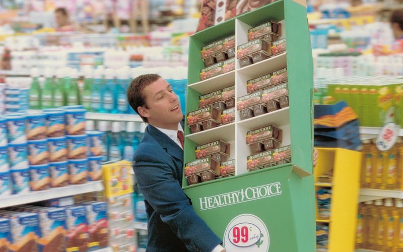 Barry Egan (Adam Sandler) kauft große Mengen Pudding, um eine Million Vielfliegermeilen zu sammeln.