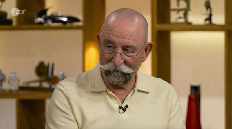 "Das kenne ich", gestand Lichter und erklärte Raßbach: "Da ist eine Spieluhr drin und dann tanzt die kleine Lady." Raßbach nickte zustimmend, verzog aber das Gesicht, als Lichter anmerkte, er kenne solche Flaschen auch mit Schlangen: "Da bin ich raus." Bei der Flasche samt Tanzpuppe aber, zeigten sich beide angetan einen Schluck zu wagen. 