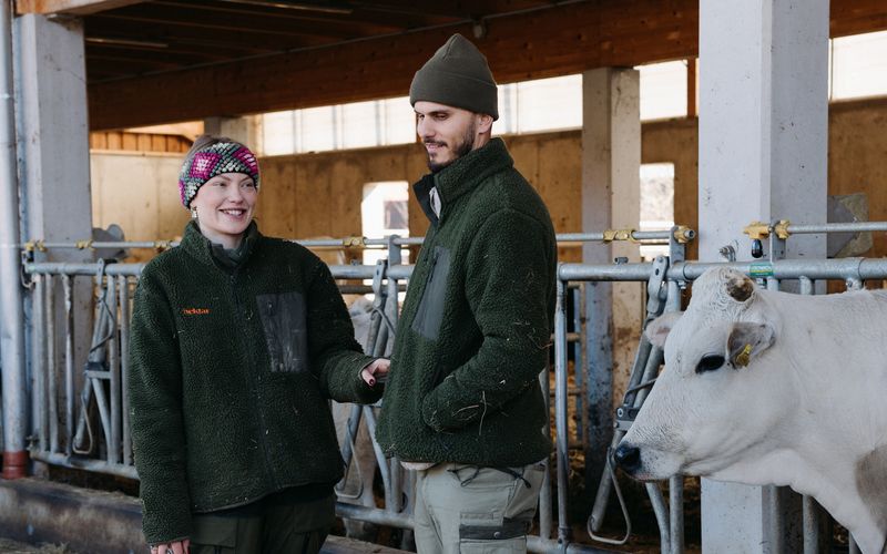 Auf dem Bauernhof wird es nie langweilig: Für Cheyenne und Nino gibt es immer was zu tun.