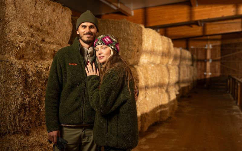 In einer Spezialfolge von "Unser Hof - Mit Cheyenne und Nino" blicken Nino Sifkovits und Cheyenne Ochsenknecht auf ihr Jahr 2025 zurück.