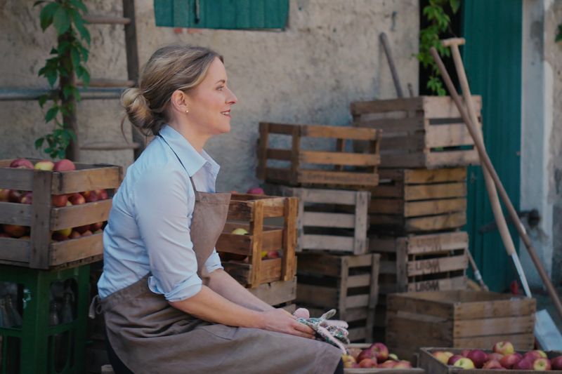 Wie auch in der "Landarztpraxis" zieht es in "Ein Hof zum Verlieben" eine Karrierefrau aufs Land: Die Hamburger Anwältin Laura Albers (Staehly) erbt einen Apfelhof am Bodensee.