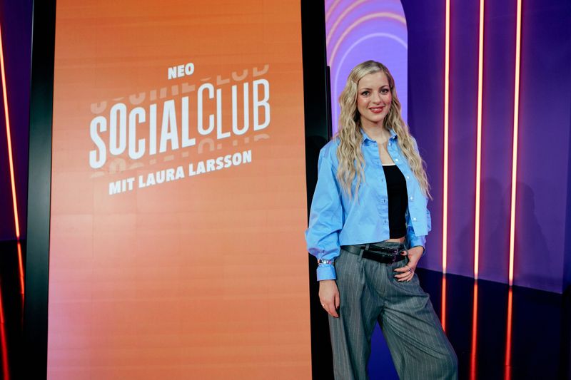 "Endlich kann ich auch beruflich TikToks schauen. Und das für 'ne eigene Show im Fernsehen! Wurde aber auch mal Zeit. Liebs doch nur", so Laura Larrson über ihre neue Comedyshow.
