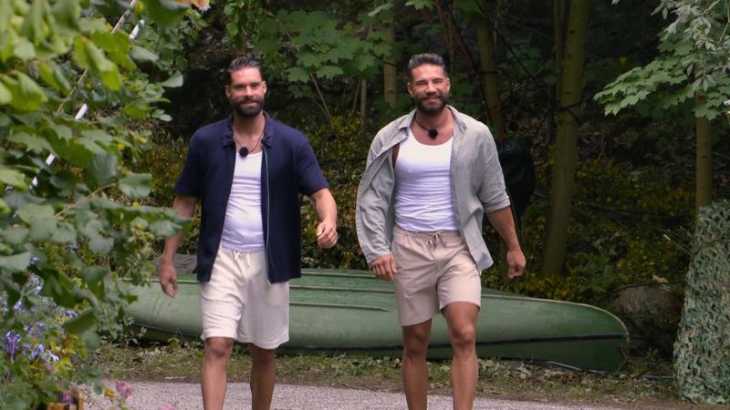 Gemeinsam mit seinem Bruder Marko (links) stellt sich Aleks Petrovic der "Couple Challenge".