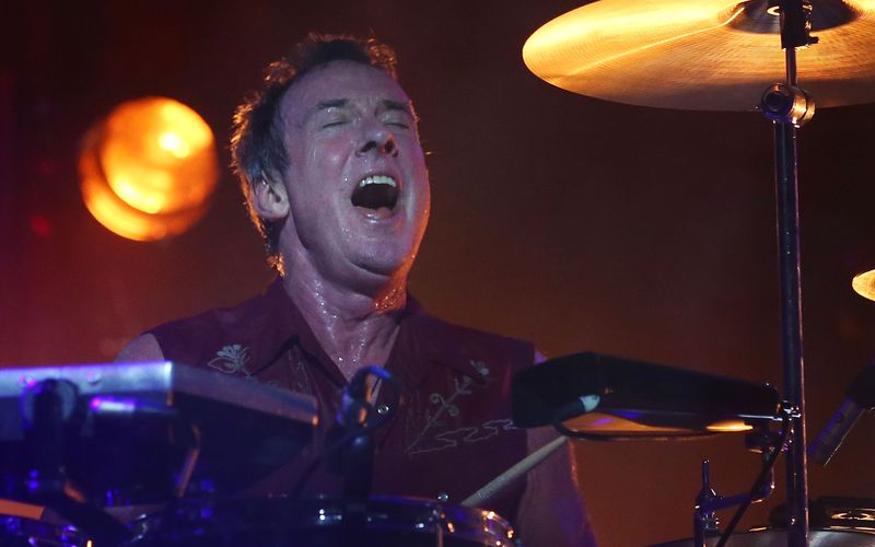 Am Schlagzeug war Rob Hirst in seinem Element, doch der Musiker trug auch als Songwriter zum Erfolg von Midnight Oil bei.