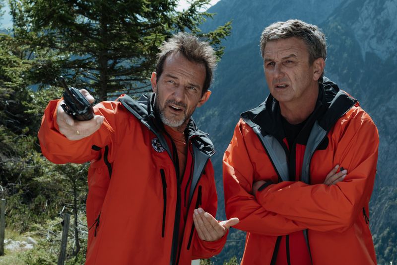 Nicht zu bremsen: Moritz Stölzer (Hans-Werner Meyer, links) ist mit Leib und Seele Bergretter. Aber "Bergdoktor" Martin Gruber (Hans Sigl) weiß um ein Geheimnis seines Freundes.