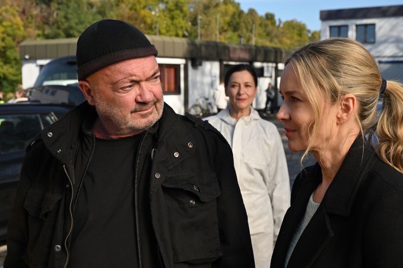 Kommissar Otto Garber (Florian Martens), Linett Wachow (Stefanie Stappenbeck, rechts) und Dr. Simkeit (Eva Sixt) ermitteln in einem Mordfall in der Berliner Abschleppbranche.
