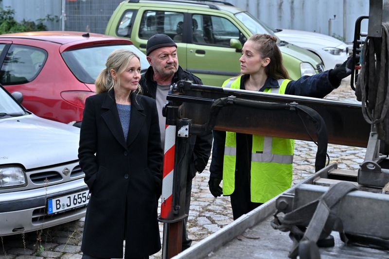 Hartes Geschäft in einer Männerdomäne: Jana Hellwig (Rosa Falkenhagen, rechts) klärt Otto Garber (Florian Martens) und Linett Wachow (Stefanie Stappenbeck) über das Abschleppmilieu auf.
