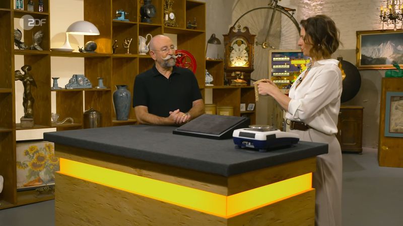 Als Wendela Horz die Glieder des Gold-Armbands über ihre Finger gleiten ließ, brachte das den Moderator völlig aus dem Konzept. "Oh, ich mag das! Mach noch mal!", bat Horst Lichter inmitten seines Moderationssatzes.