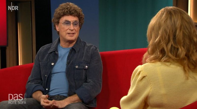 Komiker Atze Schröder hat mit Moderatorin Ilka Petersen über seine jahrzehntelange Karriere gesprochen.
