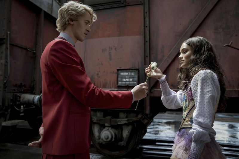 Die zwangsrekrutierte Lucy Gray Baird (Rachel Zegler) und ihr Mentor Coriolanus Snow (Tom Blyth, rechts) sollen die zehnten Hungerspiele von Panem in ein aufregendes Spektakel verwandeln.