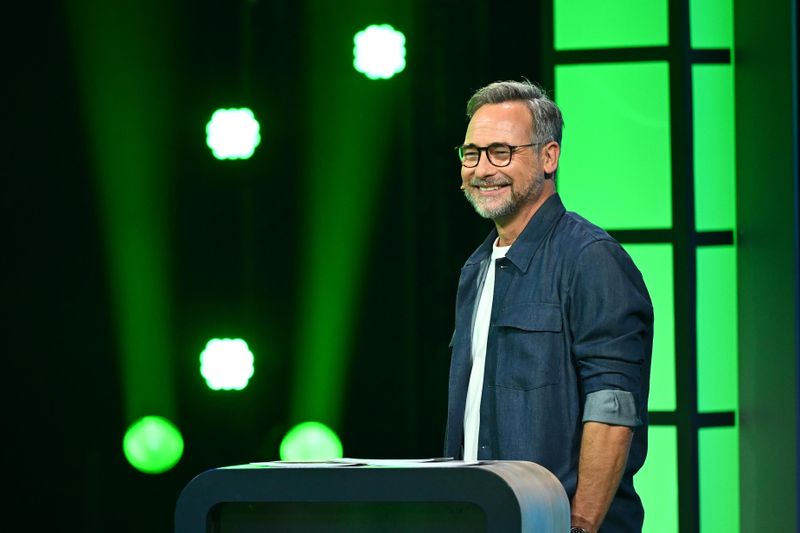 Matthias Opdenhövel spielt seinen verschmitzten Charme als Moderator aus.