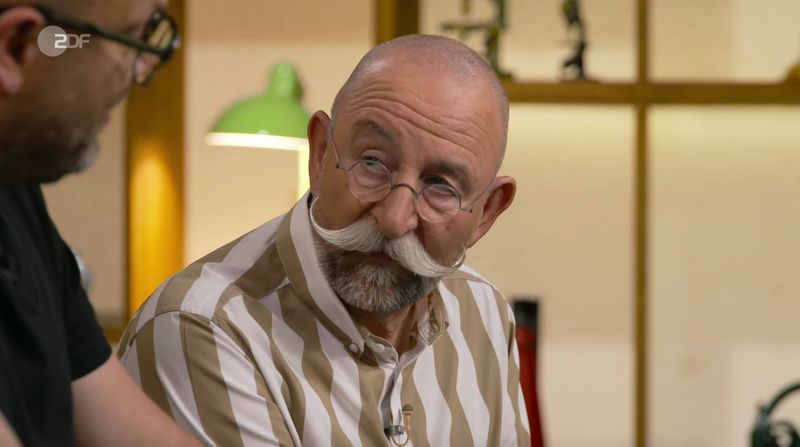 In der Mittwochsausgabe von "Bares für Rares" (ZDF) nahm Horst Lichter (rechts) seinen Experten augenzwinkernd auf die Schippe und erzählte bewusst "Blödsinn". Erst bei der Wertermittlung war der Moderator ernsthaft überrascht ...