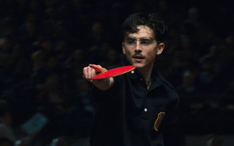 Timothée Chalamet zeigt in "Marty Supreme" nicht nur, dass er gut schauspielern, sondern auch gut Tischtennis spielen kann. Besser als ein gewisser Schauspielkollege wird er den Schläger jedoch kaum geschwungen haben. Den der ist eine echte Legende des Sports - und stammt übrigens aus Deutschland.