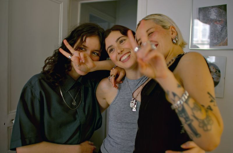 Ophélie Lepert (Mitte), hier mit zwei Freundinnen auf einer Party, weiß, was eine richtige Freundschaft bedeutet. 