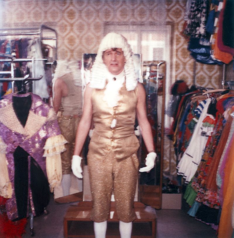 "Findst nicht, dass ich wahnsinnig blöd ausschau?", fragt der Monaco Franze seine Gattin. Annette möchte, dass er sie zum Maskenball von Dr. Braun begleitet.