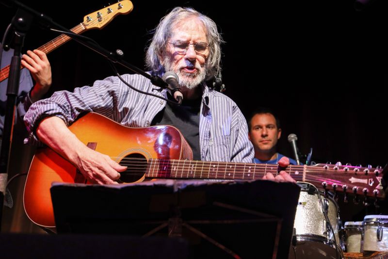 Folk-Ikone Tucker Zimmerman ist im Alter von 84 gestorben.