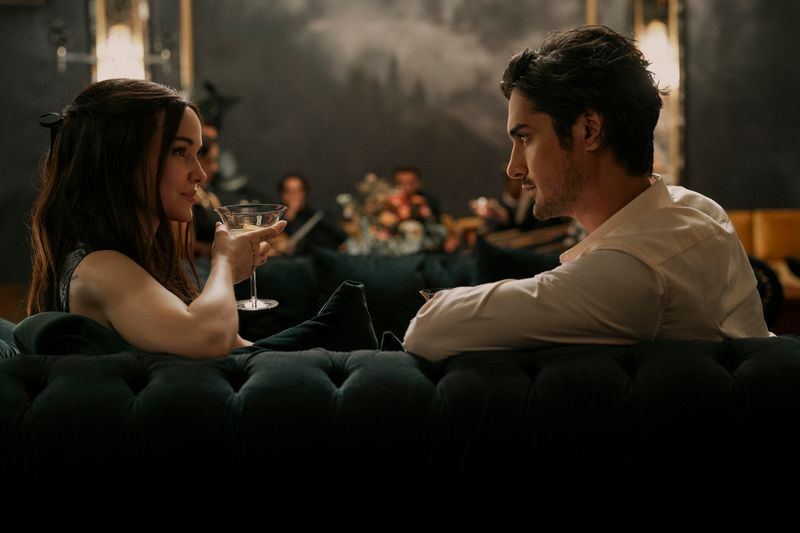 Oliver (Avan Jogia) und Ciara (Dove Cameron) verlieben sich in der Prime-Serie "56 Days" schnell ineinander.