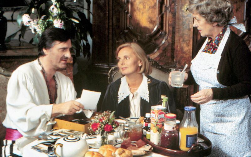 Der "Monaco Franze" (Helmut Fischer) ist im Faschingsfieber - wenig später wird er mit echtem Fieber im Bett liegen. Ehefrau Annette (Ruth Maria Kubitschek, Mitte) und Haushälterin Irmgard (Erni Singerl) sind an seine Spinnereien längst gewöhnt.