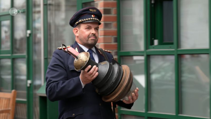 Moment mal: Wer marschierte denn da schnurstracks auf das "Bares für Rares"-Studio zu? Die Uniform erinnerte verdächtig an einen Offizier. Oder war es lediglich ein Kostüm? Und was war das für ein seltsames Ding in seinen Händen?