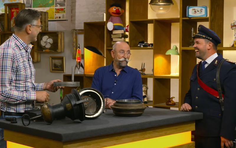 Horst Lichter blickte in der Donnerstagsausgabe seiner Trödelsendung skeptisch drein: Der Experte hantierte angestrengt mit einem störrischen Objekt. Helfen durfte der Gastgeber jedoch nicht. Nur "beten", dass nichts kaputtgehen würde ... 