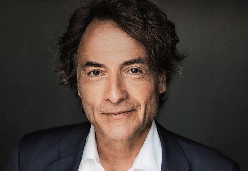 Debüt als Olympia-Reporter: Der Italienkenner und "passive Sportfan" Giovanni du Lorenzo kommentiert die Eröffnungsfeier der  Olympischen Winterspiele Mailand Cortina 2026 an der Seit von ARD-Stimme Tom Bartels.