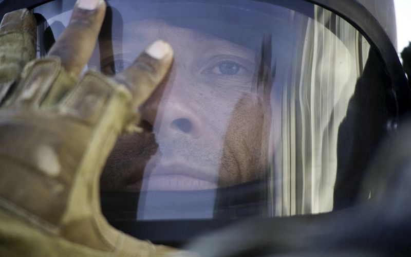 Bereitet sich auf die Bombenentschärfung vor: Sergeant Matt Thompson (Guy Pearce).