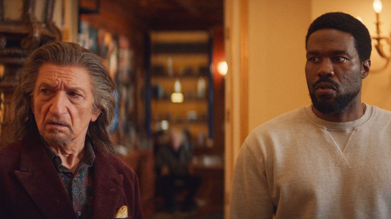 Da haben sich zwei gefunden: Simon Williams (Yahya Abdul-Mateen II, rechts) und Trevor Slattery (Ben Kingsley) wollen eine Rolle im Kinofilm "Wonder Man" ergattern.