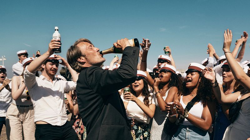 "What a Life": Mads Mikkelsen brilliert in "Der Rausch" als Lehrer in der Midlife-Krise, der durch ein Experiment Höhen und Tiefen erlebt und schließlich lernt, das Leben zu feiern, wie es ist.