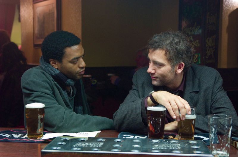 In "Children of Men" müssen Polit-Aktivist Luke (Chiwetel Ejiofor, links) und Theo (Clive Owen) eine schwangere Frau retten. 