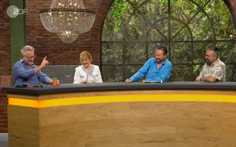 Ein fliegender Storch sorgte für freudige Gesichter bei "Bares für Rares" und wurde gar als "Blechspielzeug vom Allerfeinsten" bezeichnet. Während Horst Lichter dahinter ein Prognosegerät für baldigen Nachwuchs vermutete, kurbelte die Rarität bei einem Händler sogar die Familienplanung an.
