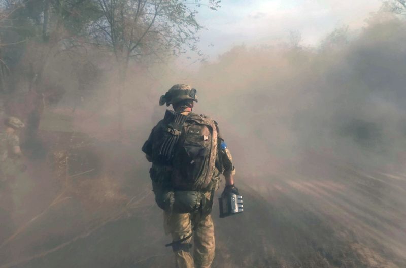 Der ukrainische Künstler und Filmemacher Dmytro Dokunov dokumentiert nicht nur das Grauen des Krieges, sondern vor allem, wie sich seine Innenwelt verändert.