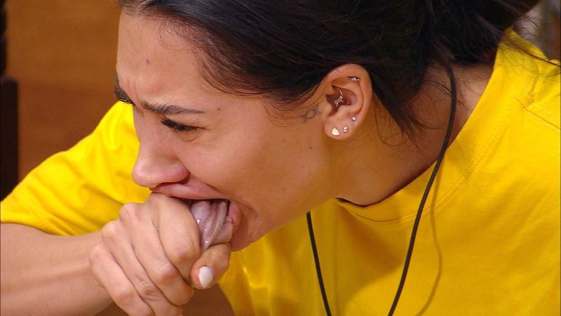 Samira muss bei der Essensprüfung einen Büffelhoden verzehren.