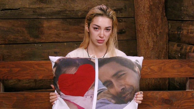 Ariel trauert um ihren kürzlich verstorbenen Papa. 