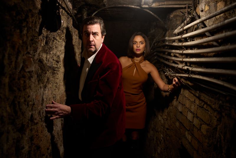 Auch ein Geheimgang muss sein: Bastian Pastewka schleicht mit seiner Mitstreiterin (Taneshia Abt) durch den Untergrund eines Herrenhauses, in dem natürlich ein mysteriöser Mord passiert ist.