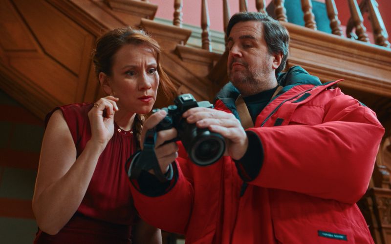 Wenn der Ermittler ein Hochstapler ist: Bastian Pastewka und Lena Dörrie im Amazon-Film "Fabian und Die mörderische Hochzeit". 