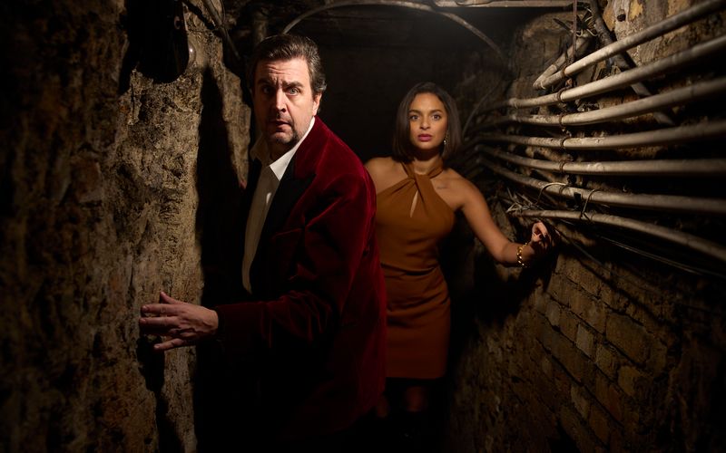 Auch ein Geheimgang muss sein: Bastian Pastewka schleicht mit seiner Mitstreiterin (Taneshia Abt) durch den Untergrund eines Herrenhauses, in dem natürlich ein mysteriöser Mord passiert ist.