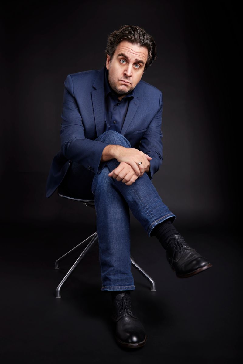 Bastian Pastewka plädiert für mehr Langsamkeit im Krimi, um die Spannung zu steigern: "Die letzte unerträglich spannende Stille fand in 'Twin Peaks' von David Lynch statt", sagt der 53-Jährige im Interview.