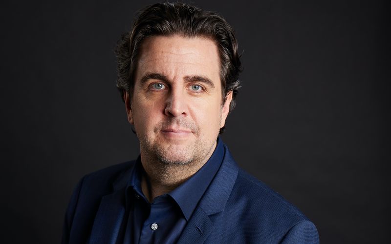 Unterwegs mit dem Krimi-Professor: Bastian Pastewka ist nicht nur Komiker, sondern auch Krimifan. Unter anderem betreibt er seit sieben Jahren einen Podcast über Radiokrimis. Mit dem Amazon-Film "Fabian und Die mörderische Hochzeit" hat er nun mal wieder selbst Hand angelegt - in Sachen Murder Mystery-Stoffe.