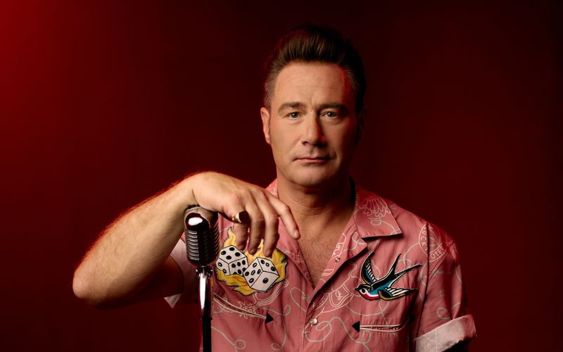 Comeback mit "Back For Good": Sasha will als Dick Brave beweisen, dass man jeden Popsong - also wirklich jeden! - ins Rockabilly-Format überführen kann.