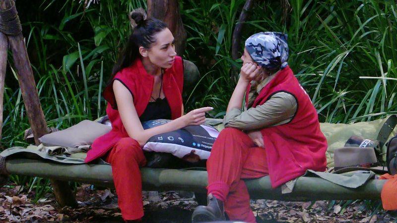 Zwischen Samira und Eva kommt es zu einer ersten persönlichen Aussprache.