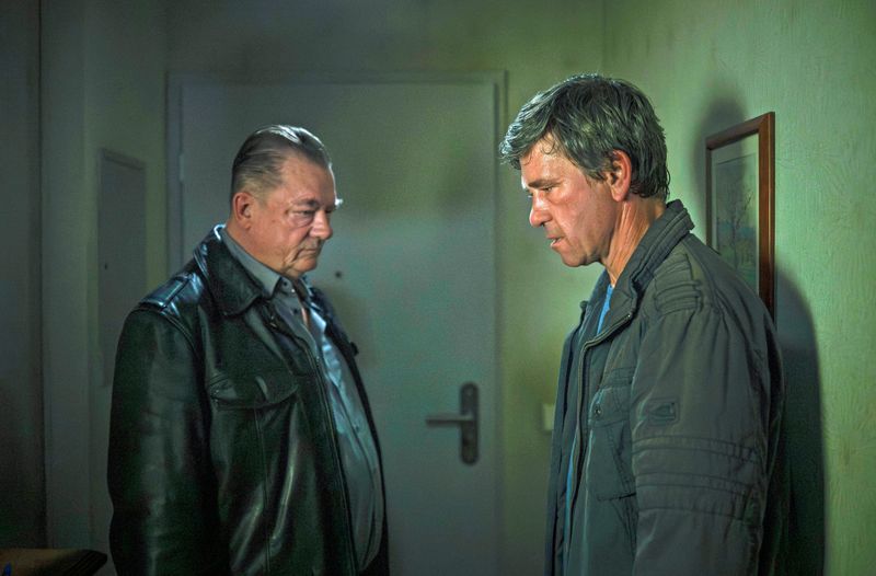 Henry Koitzsch (Peter Kurth, links) und Michael Lehmann (Peter Schneider) denken über den Todesfall einer alten Frau nach, der nach Unfall aussieht, der aber auch ein Mord sein könnte.

