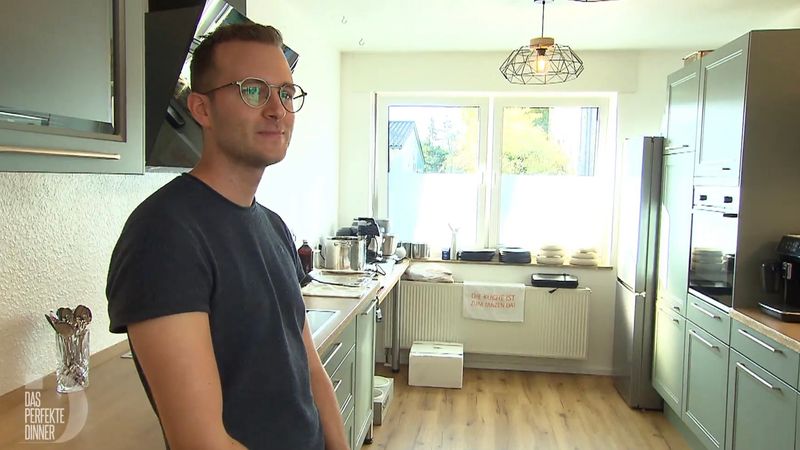 "Braucht man doch": Koch-Fan Basti (29) verfügt über neun Meter Küchenzeile.