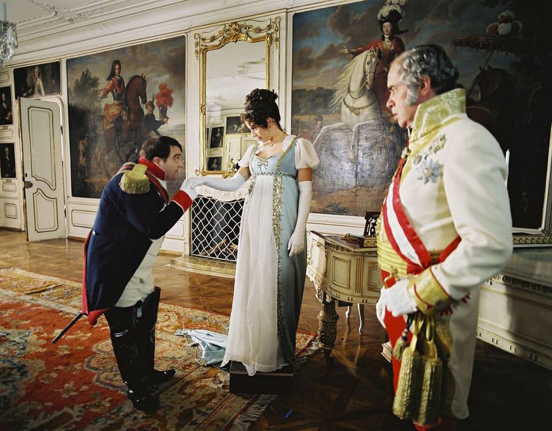 Gustav-Peter Wöhler (links) macht in der Rolle des Napoleon Bonaparte Marie Luise von Habsburg (Sarah Jung) den Hof. Sie ist die Tochter von Kaiser Franz I. von Österreich (Christian Futterknecht).