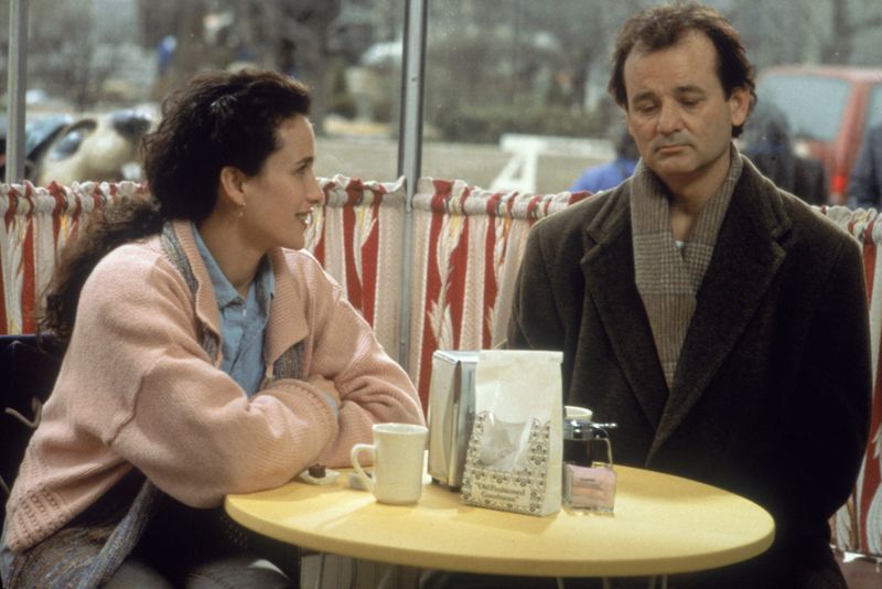 Phil (Bill Murray) ist am Ende. Der 2. Februar lässt ihn nicht mehr los. Rita (Andie MacDowell) ahnt nicht, was ihrem Kollegen widerfahren ist. 