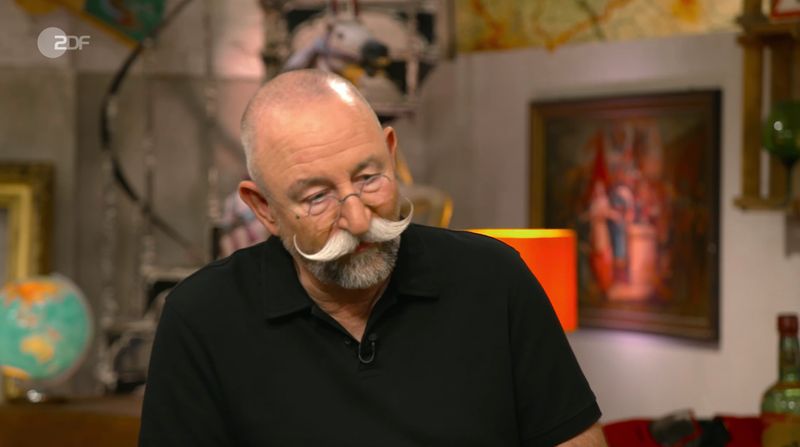 In der Montagsausgabe von "Bares für Rares" (ZDF) sorgte eine altes Leuchte für Aufsehen. Gekauft hatte die Kandidatin das Stück in den 1970er-Jahren während eines Urlaubs am Gardasee - damals ohne jeden Gedanken daran, dass es sich Jahrzehnte später als echtes Anlageobjekt entpuppen könnte.