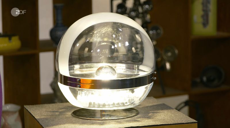 Doris aus Stockstadt am Main war sich unsicher, ob für ihr Stück heute überhaupt noch Interesse bestand. Die Leuchte hatte sie 1976 während eines Urlaubs am Gardasee erworben - den damaligen Kaufpreis wusste sie noch genau: 92.000 Lire, umgerechnet rund 550 DM. Immerhin fand Lichter das Objekt auch heute noch "sehr schön", gestand er. 