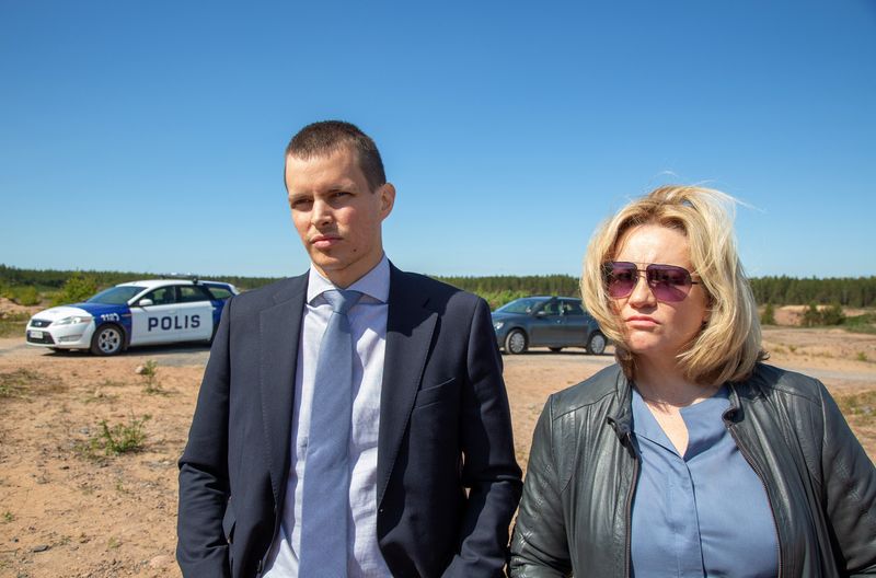 Lauri Räihä (Johannes Holopainen) wird mit seiner Kollegin Sanna Tervo (Maria Sid) in die abgelegene Region geschickt, die stark von strenggläubigen Lutheranern dominiert wird.